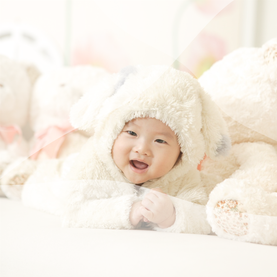 Leende barn i varm filt