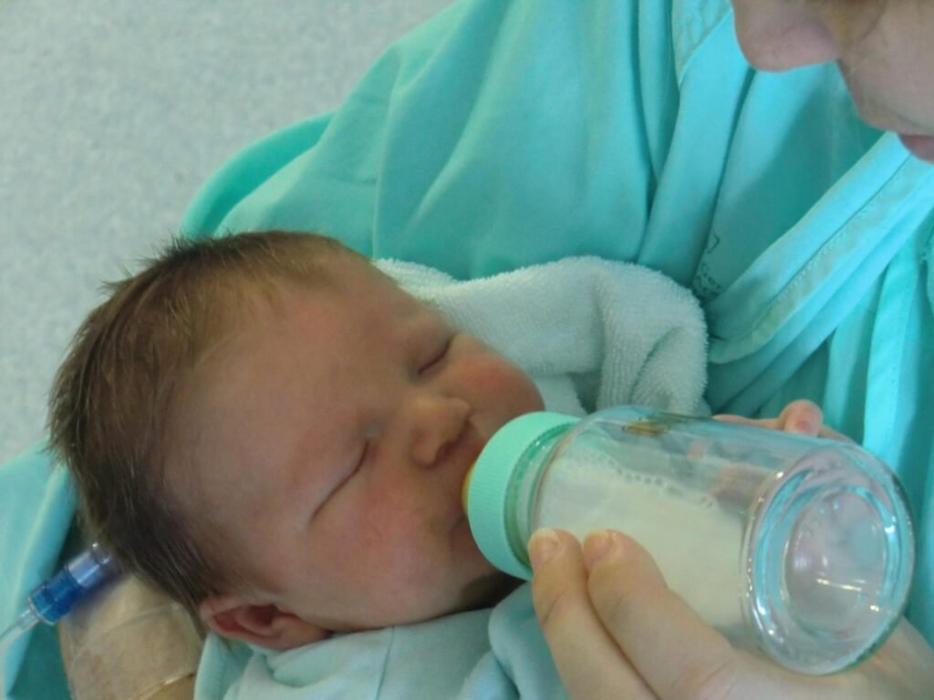 Bebis som dricker ut nappflaska.