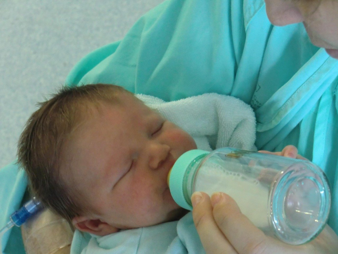 Bebis som dricker ut nappflaska.